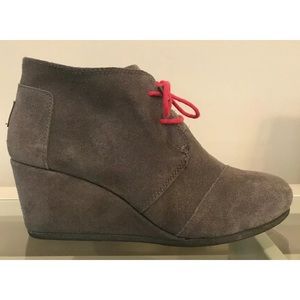 Sz 10 TOMs Gray Grey Suede Wedges Pink laces